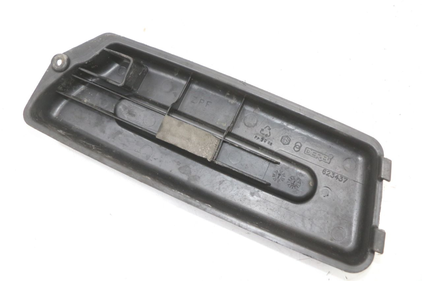 photo de TAMPA DA BATERIA PIAGGIO FLY 4T 50 (2004 - 2010) - Outro ângulo de visão