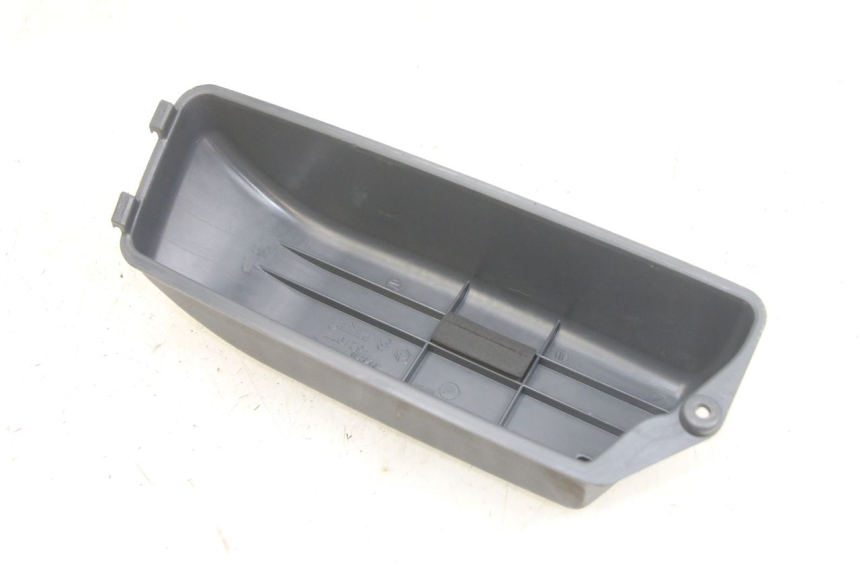 photo de TAMPA DA BATERIA PIAGGIO FLY 125 (2005 - 2012) - Detalhe da peça