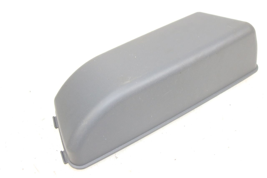 photo de TAMPA DA BATERIA PIAGGIO FLY 125 (2005 - 2012) - Zoom do estado de desgaste
