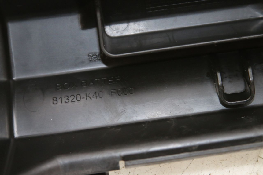 photo de TAMPA DA BATERIA HONDA FORZA 125 (2015 - 2016) - Detalhe da peça