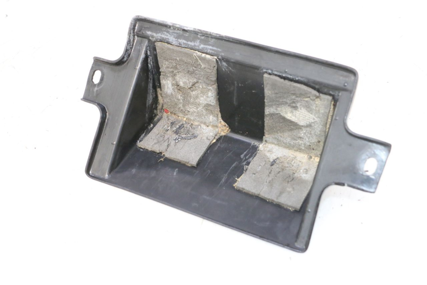 photo de TAMPA DE BATERIA SUZUKI GSF N BANDIT 1200 (2001 - 2005) - Zoom do estado de desgaste
