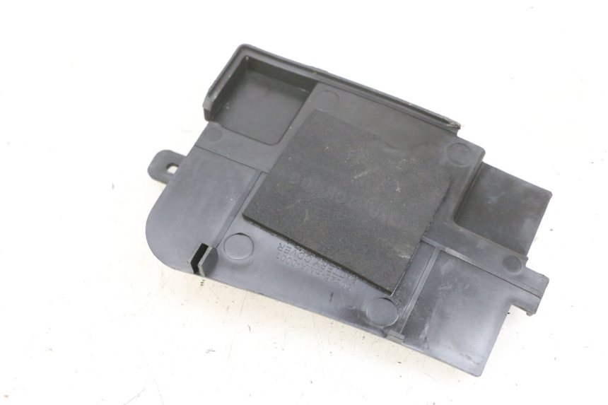 photo de TAMPA DA BATERIA SYM GTS EVO 125 (2009 - 2013) - Detalhe da peça