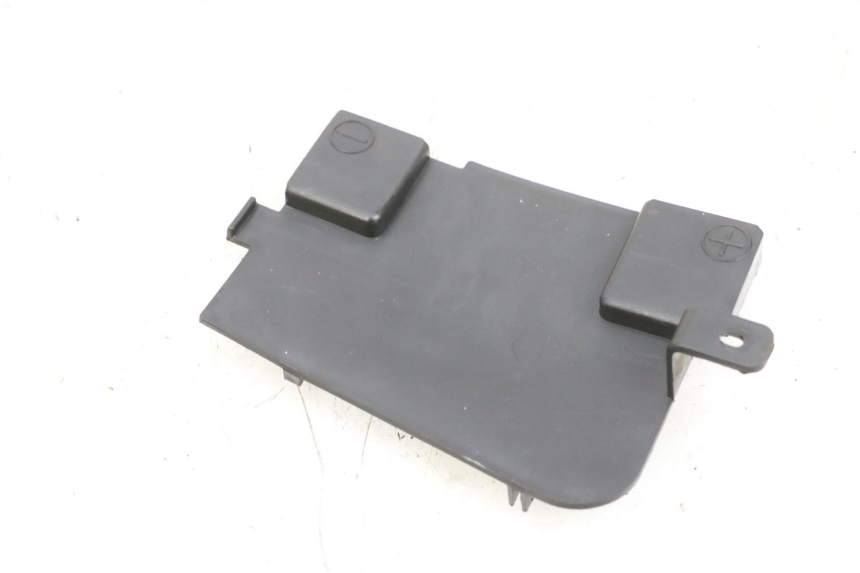 photo de TAMPA DA BATERIA SYM GTS EVO 125 (2009 - 2013) - Zoom do estado de desgaste