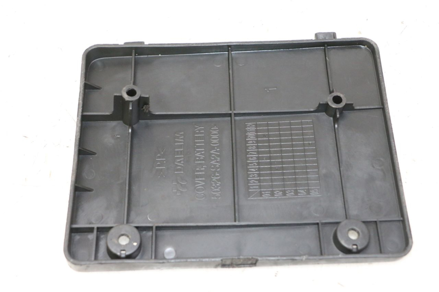 photo de TAMPA DA BATERIA DAELIM HISTORY 125 (2001 - 2002) - Detalhe da peça