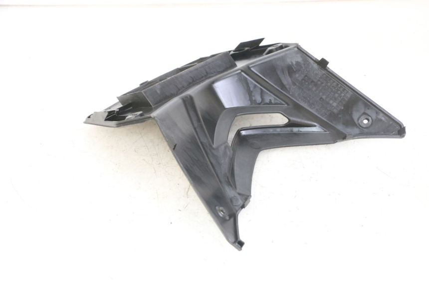 photo de TAMPA DA BATERIA SYM JET 14 4T 50 (2018 - 2022) - Detalhe da peça