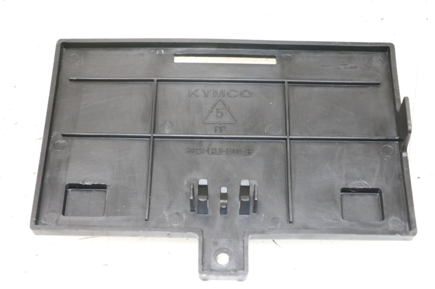 photo de TAMPA DA BATERIA KYMCO K-PW K-PIPE 50 (2012 - 2017) - Detalhe da peça