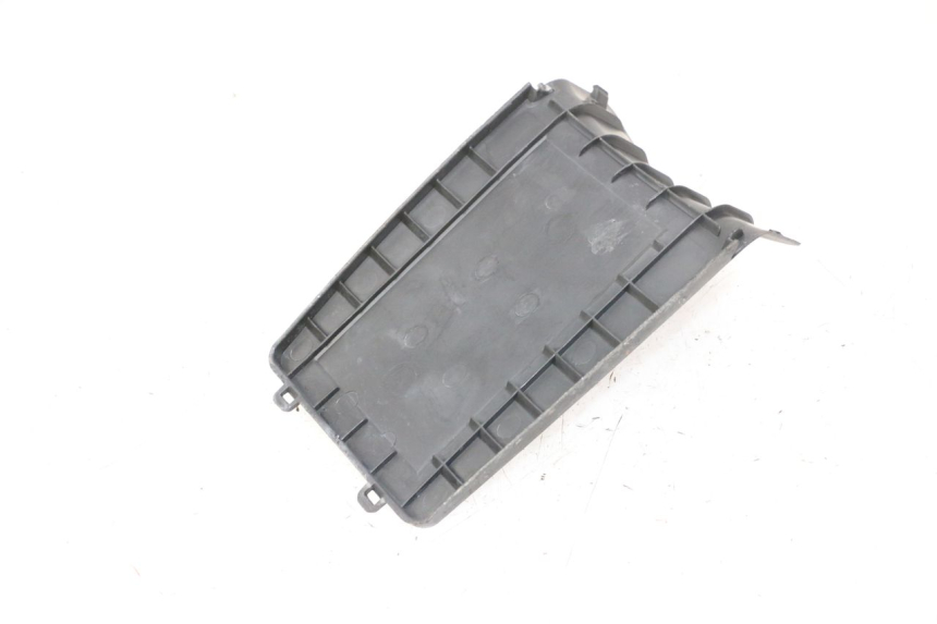 photo de TAMPA DA BATERIA PEUGEOT KISBEE 2T 50 (2010 - 2017) - Zoom do estado de desgaste