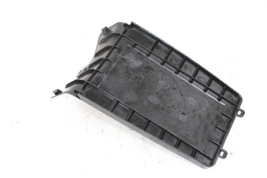 photo de TAMPA DA BATERIA PEUGEOT KISBEE 2T 50 (2010 - 2017) - Detalhe da peça