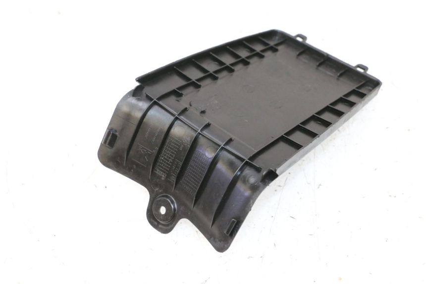 photo de TAMPA DA BATERIA PEUGEOT KISBEE 2T 50 (2010 - 2017) - Zoom do estado de desgaste