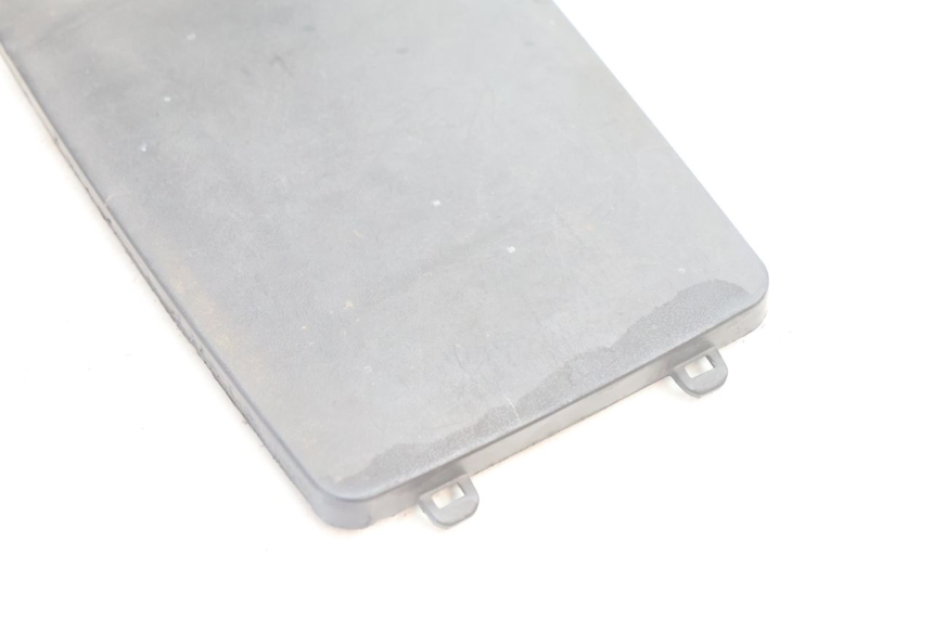 photo de TAMPA DA BATERIA PEUGEOT KISBEE 2T 50 (2010 - 2017) - Zoom do estado de desgaste
