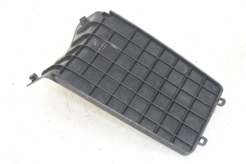 photo de TAMPA DA BATERIA PEUGEOT KISBEE 4T 50 (2010 - 2017) - Detalhe da peça