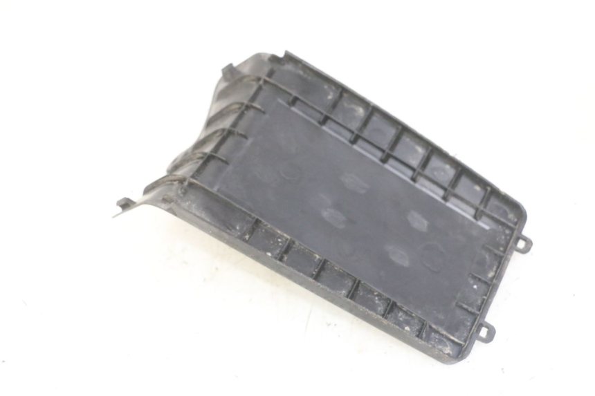 photo de TAMPA DA BATERIA PEUGEOT KISBEE 4T 50 (2018 - 2022) - Detalhe da peça