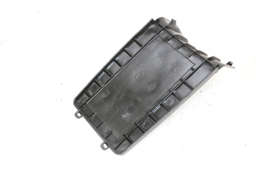 photo de TAMPA DA BATERIA PEUGEOT KISBEE 4T 50 (2010 - 2017) - Detalhe da peça