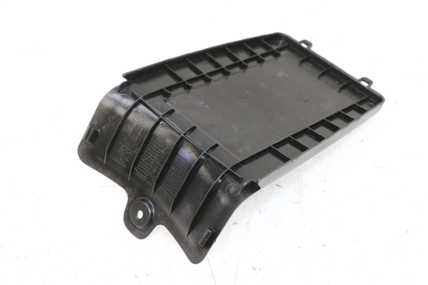 photo de TAMPA DA BATERIA PEUGEOT KISBEE 4T 50 (2010 - 2017) - Zoom do estado de desgaste