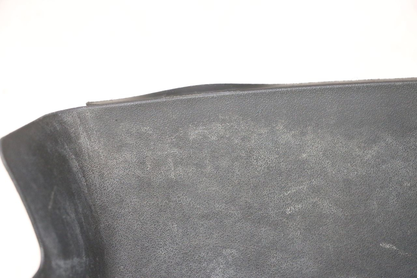 photo de TAMPA DA BATERIA PEUGEOT KISBEE 4T 50 (2023 - 2026) - Zoom do estado de desgaste