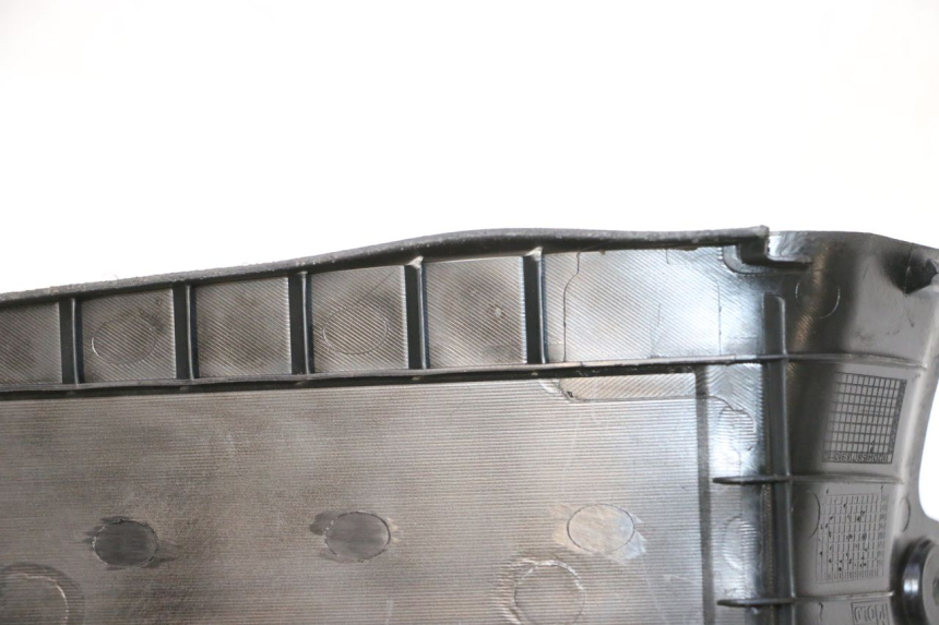 photo de TAMPA DA BATERIA PEUGEOT KISBEE 4T 50 (2023 - 2026) - Outro ângulo de visão