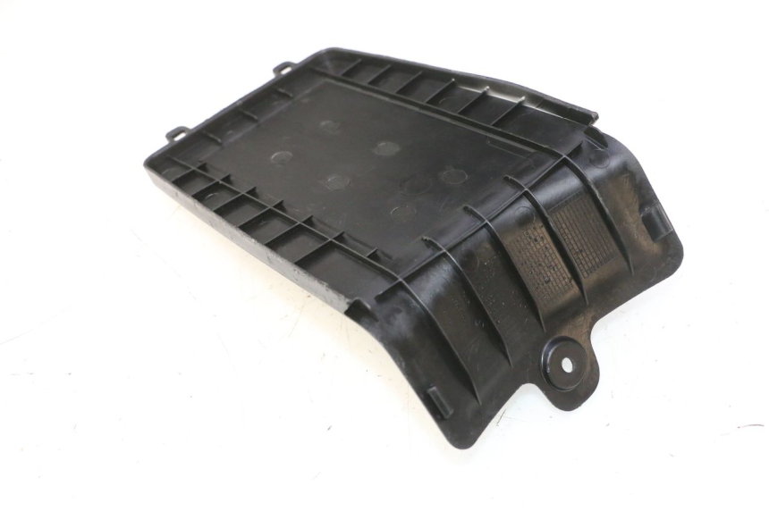 photo de TAMPA DA BATERIA PEUGEOT KISBEE 4T 50 (2023 - 2026) - Ampliação técnica