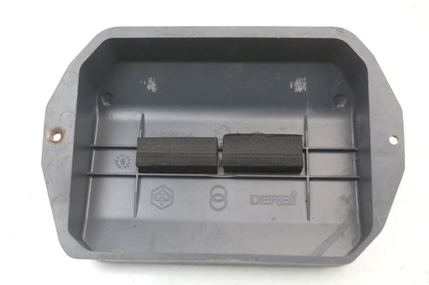 photo de TAMPA DA BATERIA PIAGGIO LIBERTY 4T 50 (2004 - 2008) - Zoom do estado de desgaste