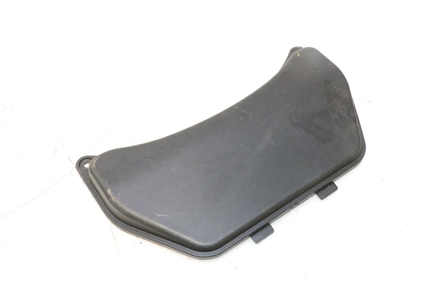 photo de TAMPA DA BATERIA PIAGGIO LIBERTY IGET 4T 50 (2021 - 2025) - Zoom do estado de desgaste