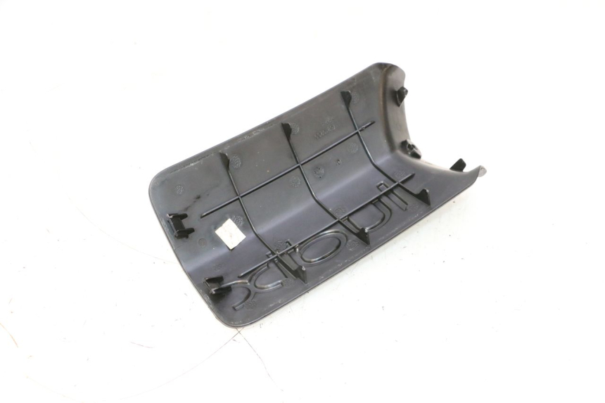 photo de TAMPA DA BATERIA PEUGEOT LUDIX 50 (2008 - 2017) - Zoom do estado de desgaste