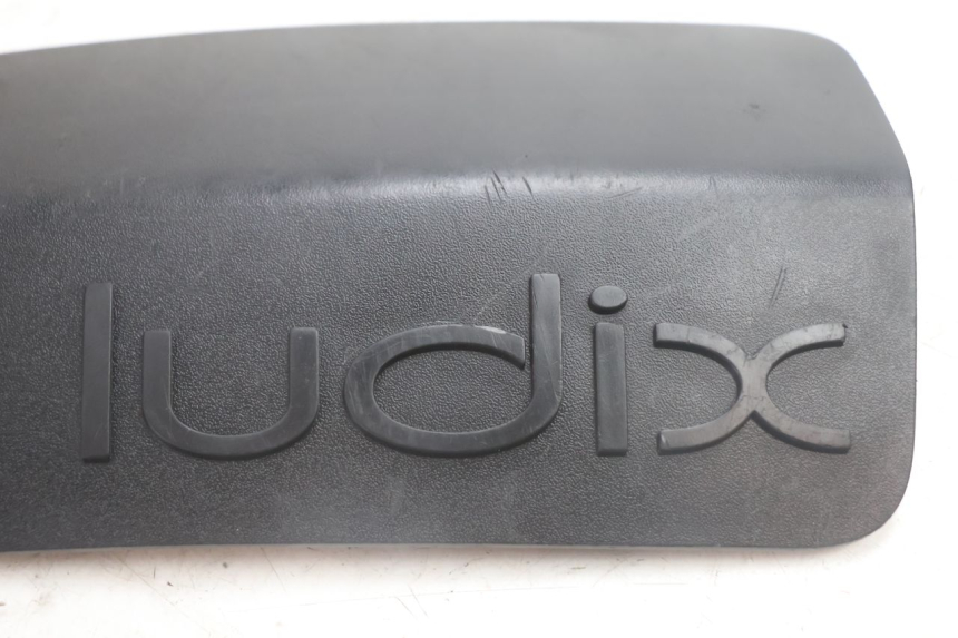 photo de TAMPA DA BATERIA PEUGEOT LUDIX 50 (2005 - 2007) - Detalhe da peça