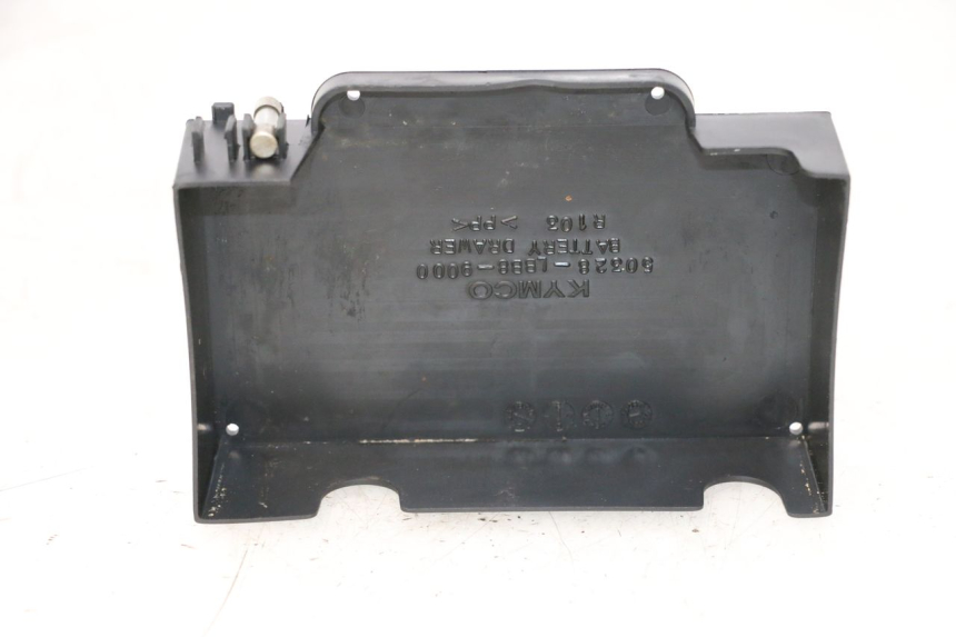 photo de TAMPA DA BATERIA KYMCO MOVIE S 125 (2009 - 2018) - Ampliação dos componentes