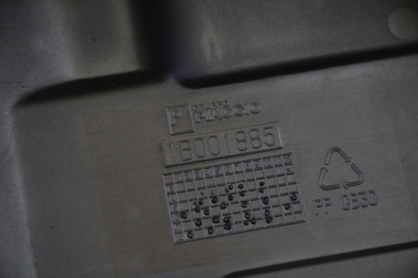 photo de TAMPA DA BATERIA PIAGGIO MP3 HPE 350 (2018 - 2020) - Ampliação técnica