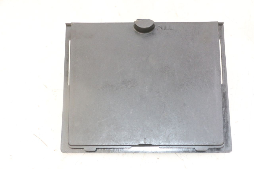 photo de TAMPA DA BATERIA KYMCO LIKE 4T 50 (2019 - 2025) - Detalhe da peça
