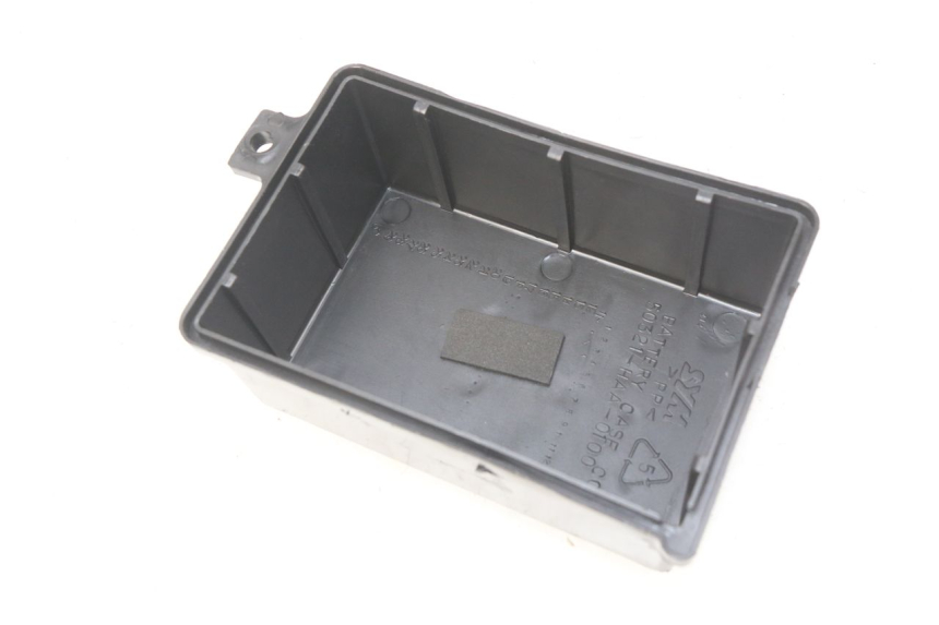 photo de TAMPA DA BATERIA SYM ORBIT III 3 4T 50 (2021 - 2025) - Detalhe da peça