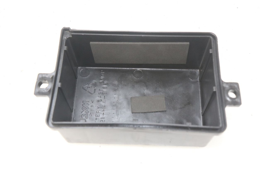 photo de TAMPA DA BATERIA SYM ORBIT III 3 4T 50 (2018 - 2021) - Detalhe da peça