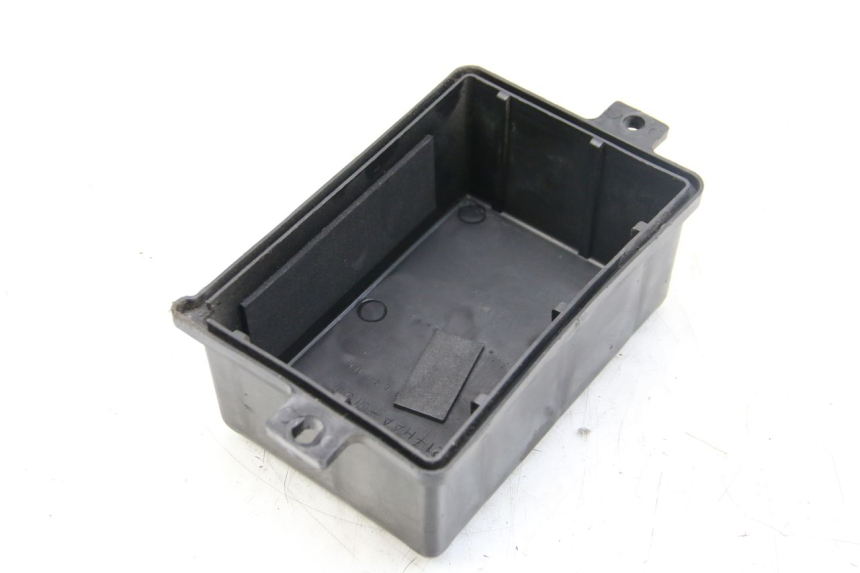 photo de TAMPA DA BATERIA SYM ORBIT III 3 4T 50 (2021 - 2025) - Detalhe da peça