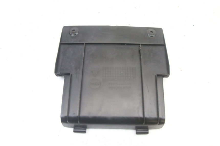 photo de TAMPA DA BATERIA SYM ORBIT III 3 4T 50 (2021 - 2025) - Outro ângulo de visão