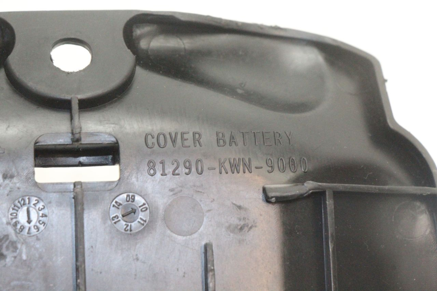 photo de TAMPA DA BATERIA HONDA PCX (JF28) 125 (2009 - 2011) - Outro ângulo de visão