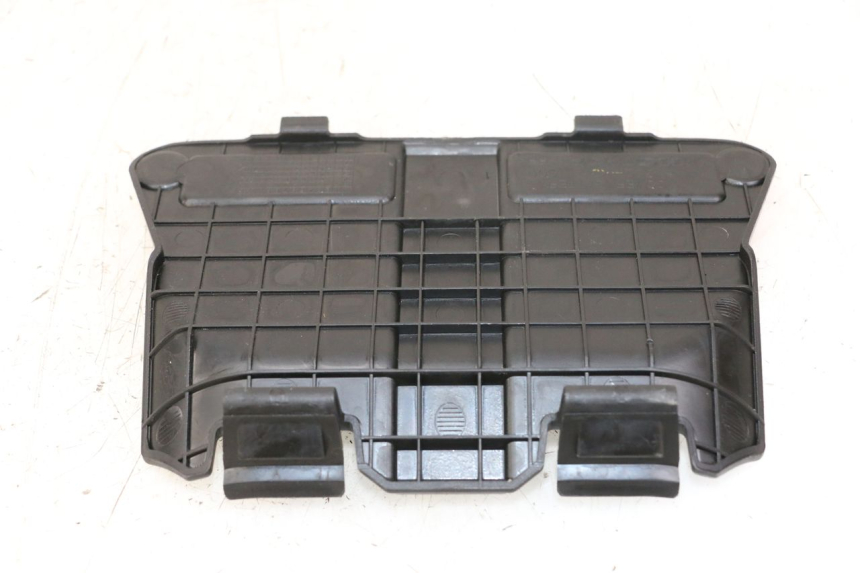 photo de TAMPA DA BATERIA HONDA PCX (JF57/JF64) 125 (2014 - 2018) - Zoom do estado de desgaste