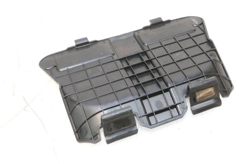photo de TAMPA DA BATERIA HONDA PCX (JF57/JF64) 125 (2014 - 2018) - Detalhe da peça