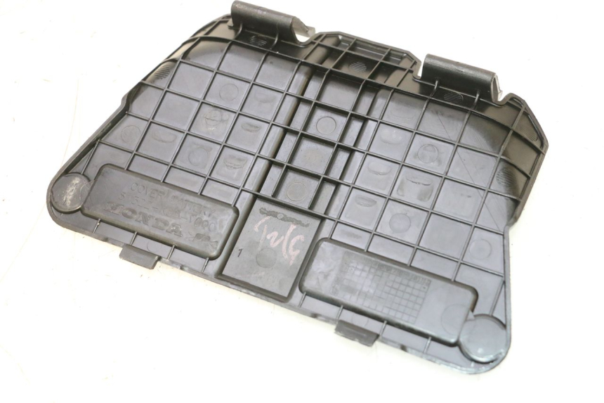 photo de TAMPA DA BATERIA HONDA PCX (JF57/JF64) 125 (2014 - 2018) - Zoom do estado de desgaste