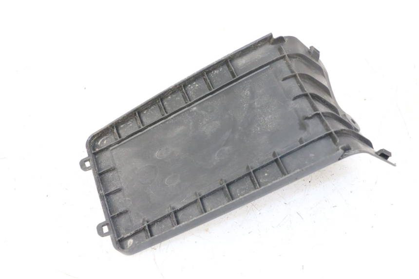 photo de TAMPA DA BATERIA PEUGEOT KISBEE 4T 50 (2018 - 2022) - Detalhe da peça