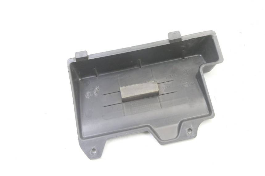photo de TAMPA DA BATERIA PIAGGIO ZIP 4T 50 (2018 - 2020) - Zoom do estado de desgaste