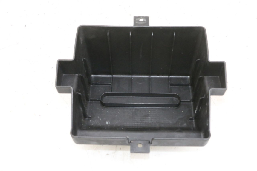photo de TAMPA DA BATERIA DAELIM S1 125 (2007 - 2016) - Detalhe da peça