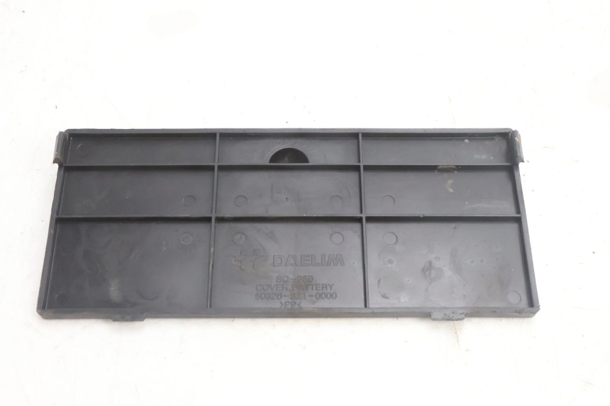 photo de TAMPA DE BATERIA DAELIM S2 125 (2006 - 2007) - Detalhe da peça