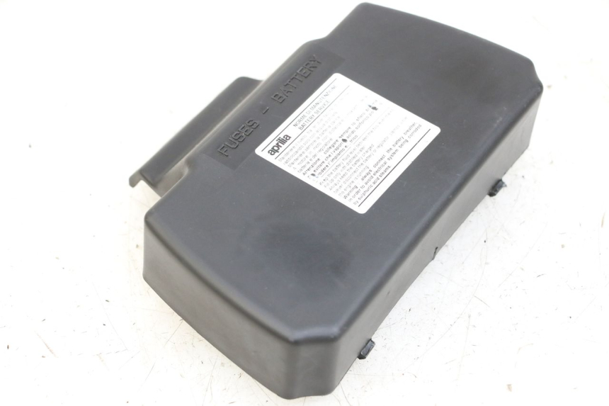 photo de TAMPA DA BATERIA APRILIA SCARABEO 100 (2003 - 2012) - Zoom do estado de desgaste