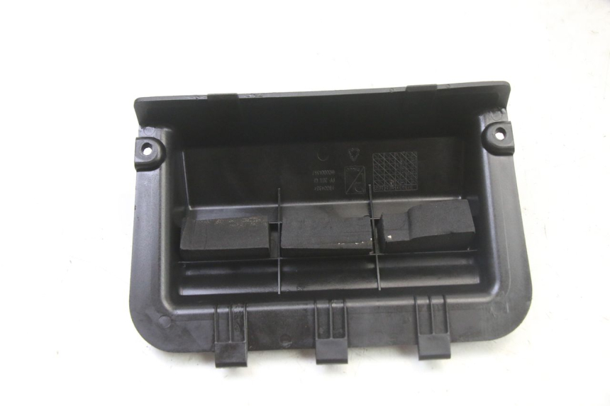 photo de TAMPA DA BATERIA APRILIA SR 2T 50 (2018 - 2022) - Outro ângulo de visão