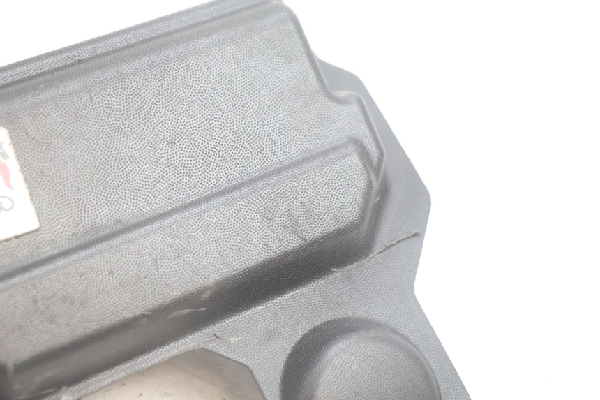 photo de TAMPA DA BATERIA APRILIA SR 2T 50 (2012 - 2017) - Zoom do estado de desgaste