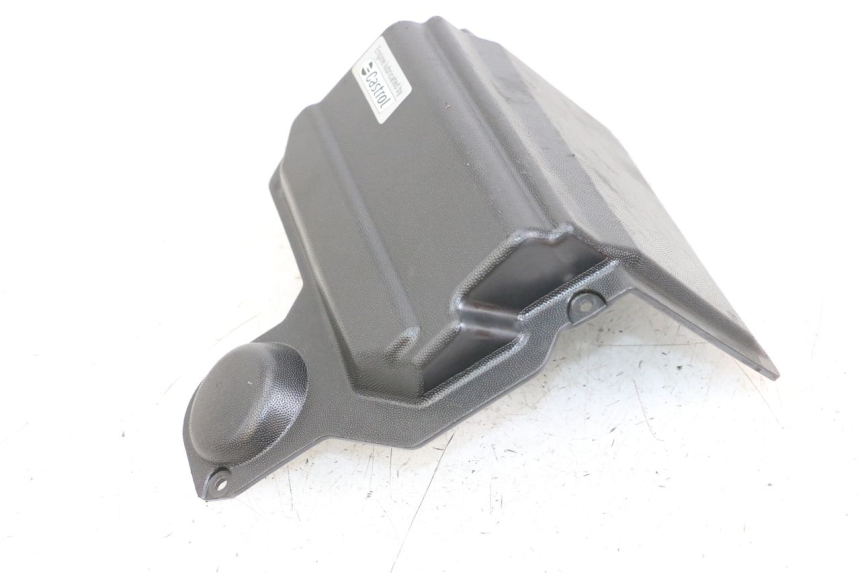 photo de TAMPA DA BATERIA APRILIA SR MOTARD 50 (2012 - 2018) - Zoom do estado de desgaste