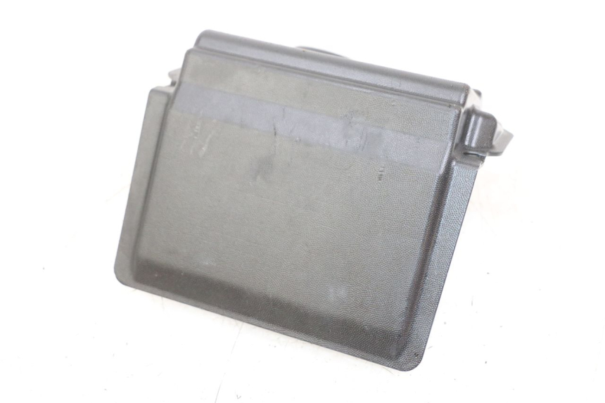 photo de TAMPA DA BATERIA APRILIA SR MOTARD 50 (2012 - 2018) - Outro ângulo de visão