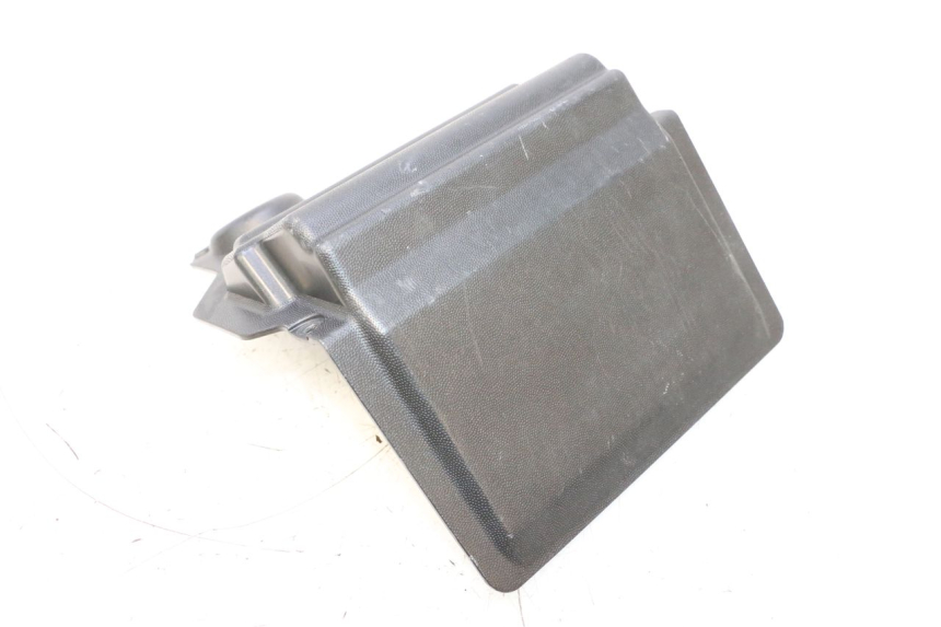photo de TAMPA DA BATERIA APRILIA SR MOTARD 50 (2012 - 2018) - Detalhe da peça