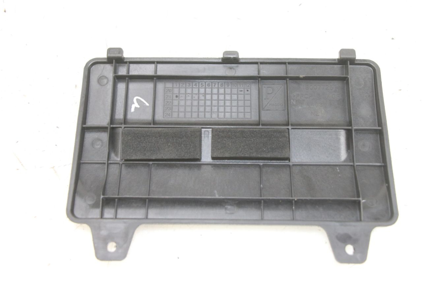 photo de TAMPA DA BATERIA APRILIA SXR 50 (2021 - 2023) - Detalhe da peça