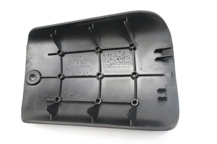 photo de TAMPA DA BATERIA PEUGEOT TKR TREKKER FURIOUS 50 (2005 - 2014) - Detalhe da peça