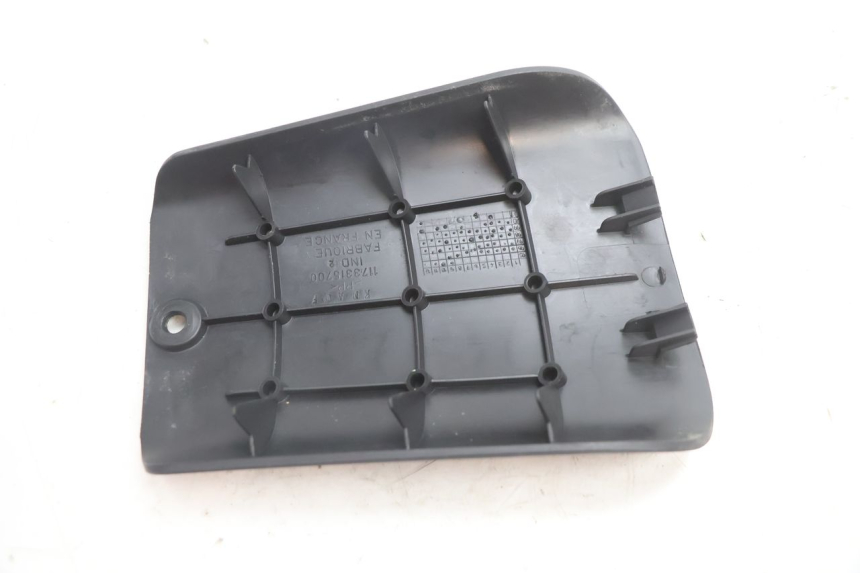 photo de TAMPA DA BATERIA PEUGEOT TKR TREKKER FURIOUS 50 (2005 - 2014) - Outro ângulo de visão