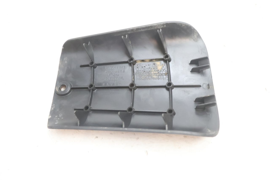 photo de TAMPA DA BATERIA PEUGEOT TKR TREKKER FURIOUS 50 (2005 - 2014) - Outro ângulo de visão